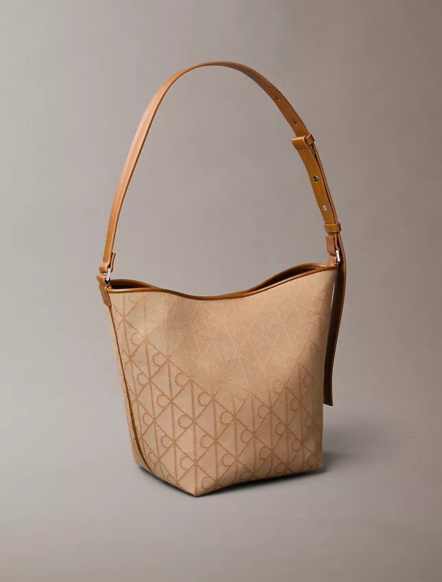 Bolso tipo cubo de jacquard con el logotipo del emblema por toda la superficie y bolsillo interior Bolso tipo cubo de jacquard con el logotipo del emblema por toda la superficie y bolsillo interior