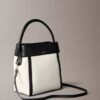 Bolso tipo cubo de lona Monogram