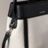 Bolso tipo cubo de lona Monogram