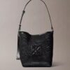Bolso tipo cubo de malla con emblema Bolso tipo cubo de malla con emblema