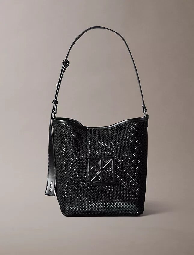 Bolso tipo cubo de malla con emblema Bolso tipo cubo de malla con emblema