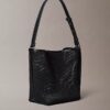 Bolso tipo cubo de malla con emblema Bolso tipo cubo de malla con emblema