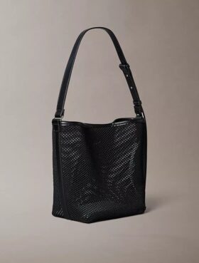 Bolso tipo cubo de malla con emblema