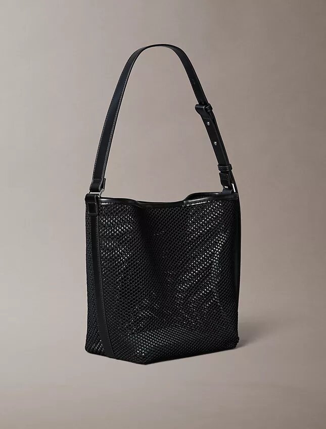 Bolso tipo cubo de malla con emblema Bolso tipo cubo de malla con emblema