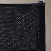 Bolso tipo cubo de malla con emblema Bolso tipo cubo de malla con emblema