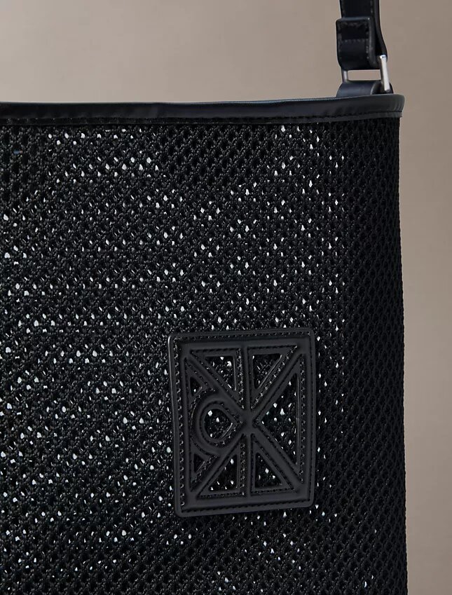 Bolso tipo cubo de malla con emblema Bolso tipo cubo de malla con emblema