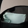 Bolso tipo cubo de malla con emblema Bolso tipo cubo de malla con emblema