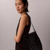 Bolso tipo cubo de malla con emblema Bolso tipo cubo de malla con emblema