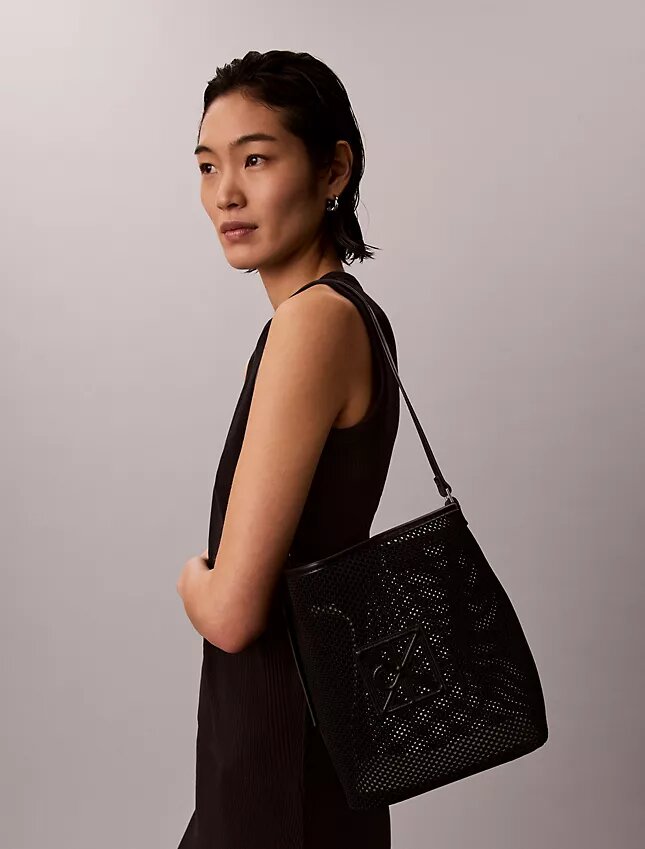 Bolso tipo cubo de malla con emblema Bolso tipo cubo de malla con emblema