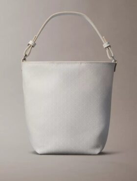 Bolso tipo cubo pequeño con estampado de logotipo en todo el diseño y bolsillo