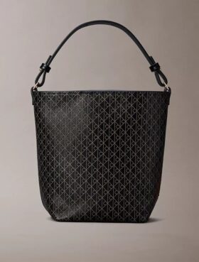 Bolso tipo cubo pequeño con estampado de logotipo en todo el diseño y bolsillo