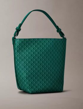 Bolso tipo cubo pequeño con estampado de logotipo en todo el diseño y bolsillo