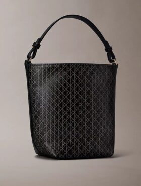 Bolso tipo cubo pequeño con estampado de logotipo en todo el diseño y bolsillo