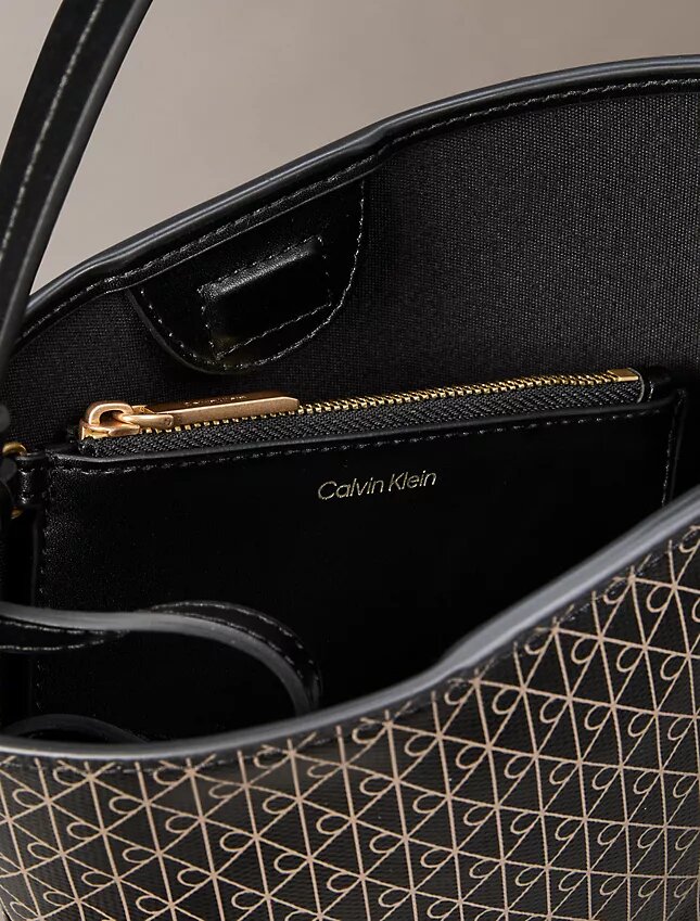 Bolso tipo cubo pequeño con estampado de logotipo en todo el diseño y bolsillo Bolso tipo cubo pequeño con estampado de logotipo en todo el diseño y bolsillo