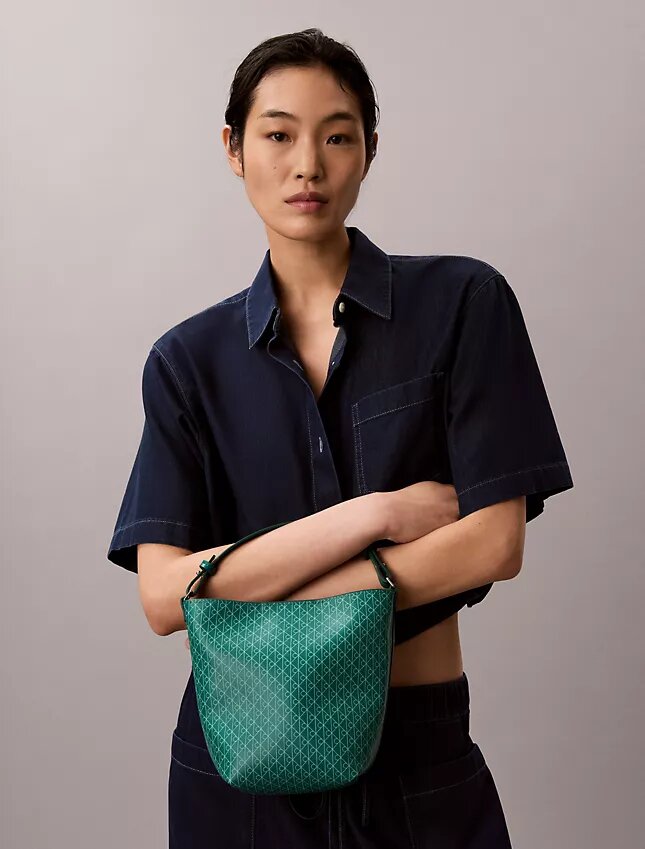 Bolso tipo cubo pequeño con estampado de logotipo en todo el diseño y bolsillo Bolso tipo cubo pequeño con estampado de logotipo en todo el diseño y bolsillo