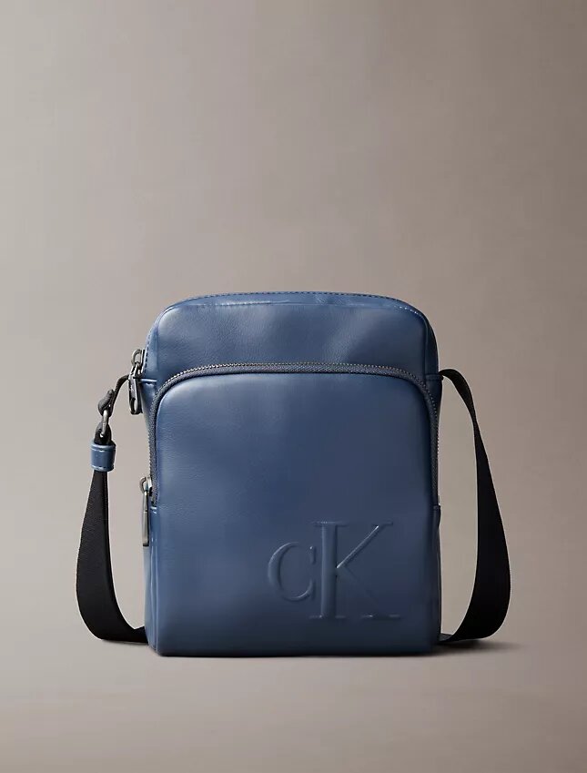 Bolso tipo reporter con bolsillo con cremallera y Monogram en relieve Bolso tipo reporter con bolsillo con cremallera y Monogram en relieve