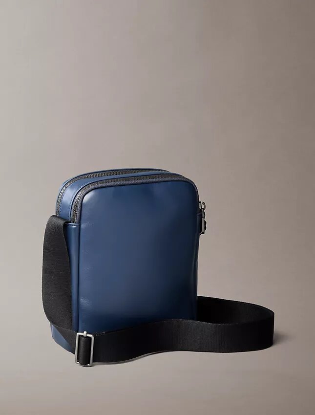Bolso tipo reporter con bolsillo con cremallera y Monogram en relieve Bolso tipo reporter con bolsillo con cremallera y Monogram en relieve