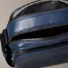 Bolso tipo reporter con bolsillo con cremallera y Monogram en relieve Bolso tipo reporter con bolsillo con cremallera y Monogram en relieve