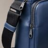 Bolso tipo reporter con bolsillo con cremallera y Monogram en relieve Bolso tipo reporter con bolsillo con cremallera y Monogram en relieve