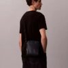 Bolso tipo reporter con bolsillo con cremallera y Monogram en relieve Bolso tipo reporter con bolsillo con cremallera y Monogram en relieve