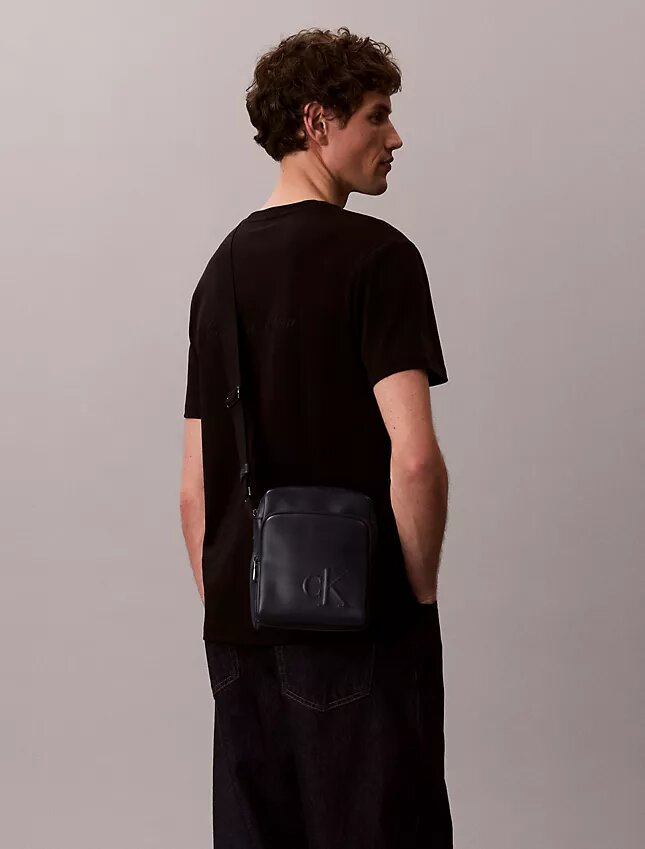 Bolso tipo reporter con bolsillo con cremallera y Monogram en relieve Bolso tipo reporter con bolsillo con cremallera y Monogram en relieve