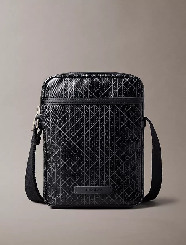 Bolso tipo reporter con el logotipo del emblema por toda la superficie Bolso tipo reporter con el logotipo del emblema por toda la superficie