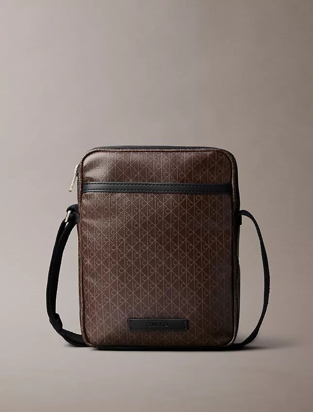 Bolso tipo reporter con el logotipo del emblema por toda la superficie Bolso tipo reporter con el logotipo del emblema por toda la superficie