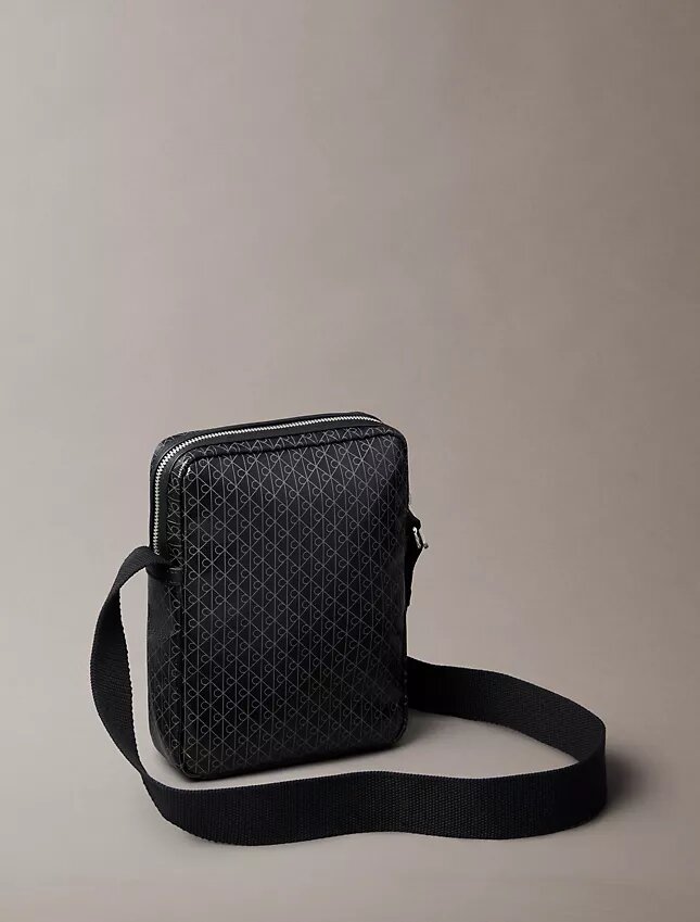 Bolso tipo reporter con el logotipo del emblema por toda la superficie Bolso tipo reporter con el logotipo del emblema por toda la superficie
