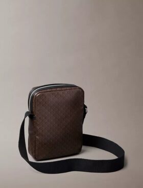 Bolso tipo reporter con el logotipo del emblema por toda la superficie Bolso tipo reporter con el logotipo del emblema por toda la superficie
