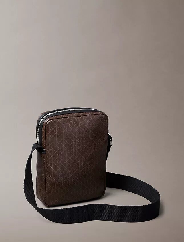 Bolso tipo reporter con el logotipo del emblema por toda la superficie Bolso tipo reporter con el logotipo del emblema por toda la superficie