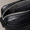 Bolso tipo reporter con el logotipo del emblema por toda la superficie Bolso tipo reporter con el logotipo del emblema por toda la superficie
