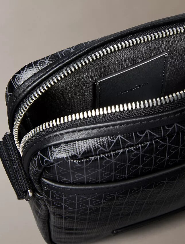 Bolso tipo reporter con el logotipo del emblema por toda la superficie Bolso tipo reporter con el logotipo del emblema por toda la superficie