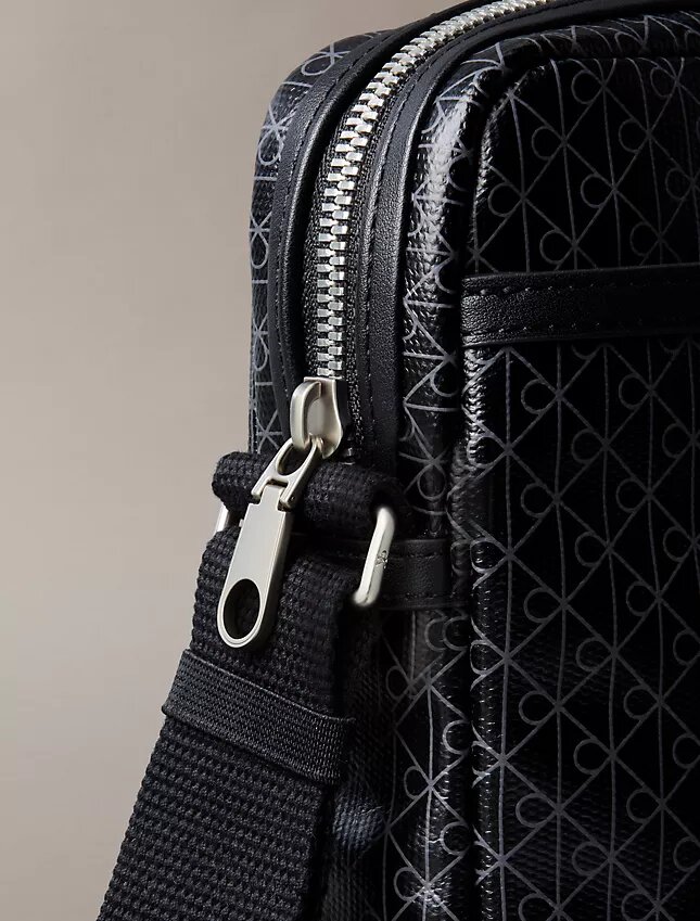 Bolso tipo reporter con el logotipo del emblema por toda la superficie Bolso tipo reporter con el logotipo del emblema por toda la superficie