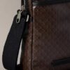 Bolso tipo reporter con el logotipo del emblema por toda la superficie Bolso tipo reporter con el logotipo del emblema por toda la superficie