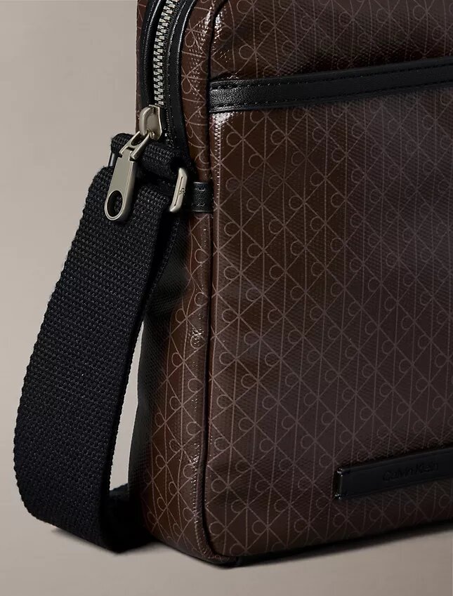 Bolso tipo reporter con el logotipo del emblema por toda la superficie Bolso tipo reporter con el logotipo del emblema por toda la superficie