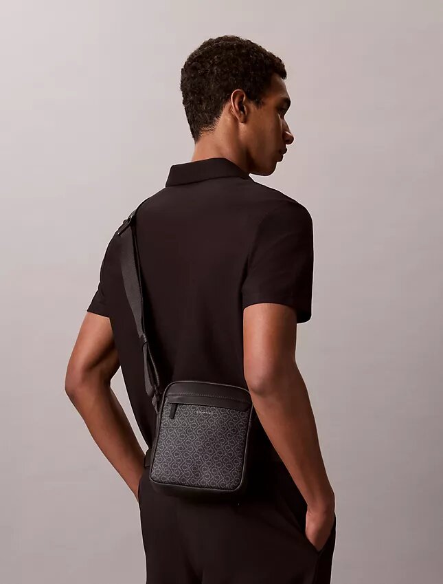 Bolso tipo reporter con el logotipo del emblema por toda la superficie Bolso tipo reporter con el logotipo del emblema por toda la superficie