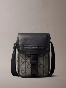 Bolso tipo reporter con jacquard con emblema