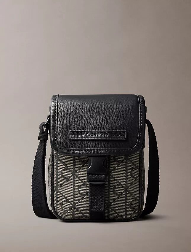 Bolso tipo reporter con jacquard con emblema Bolso tipo reporter con jacquard con emblema