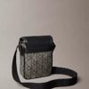 Bolso tipo reporter con jacquard con emblema Bolso tipo reporter con jacquard con emblema