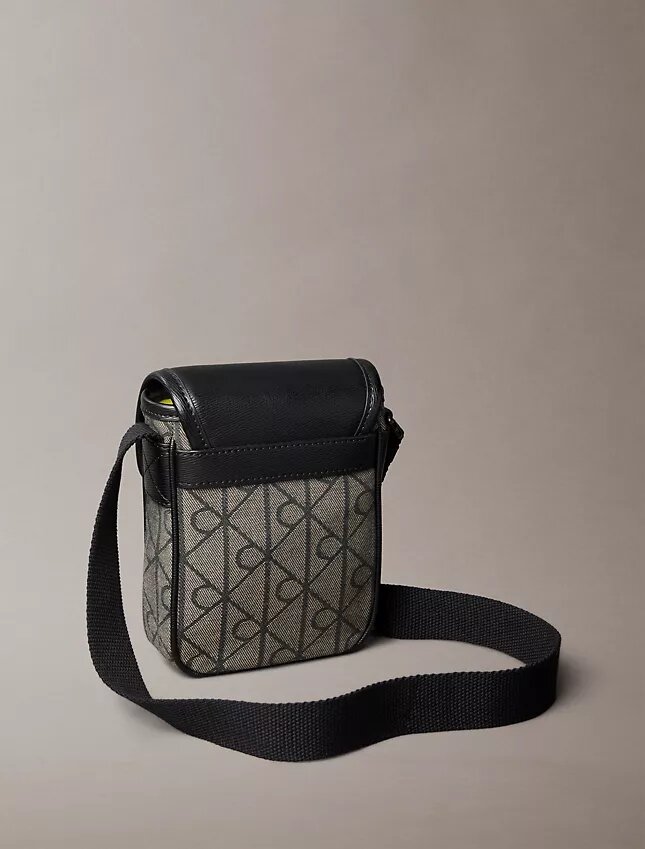 Bolso tipo reporter con jacquard con emblema Bolso tipo reporter con jacquard con emblema