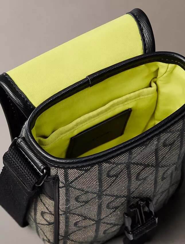 Bolso tipo reporter con jacquard con emblema Bolso tipo reporter con jacquard con emblema