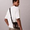Bolso tipo reporter con jacquard con emblema Bolso tipo reporter con jacquard con emblema