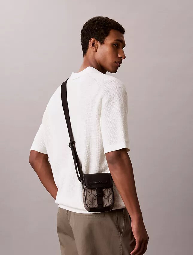 Bolso tipo reporter con jacquard con emblema Bolso tipo reporter con jacquard con emblema
