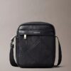 Bolso tipo reporter con logotipo en relieve por toda la superficie Bolso tipo reporter con logotipo en relieve por toda la superficie