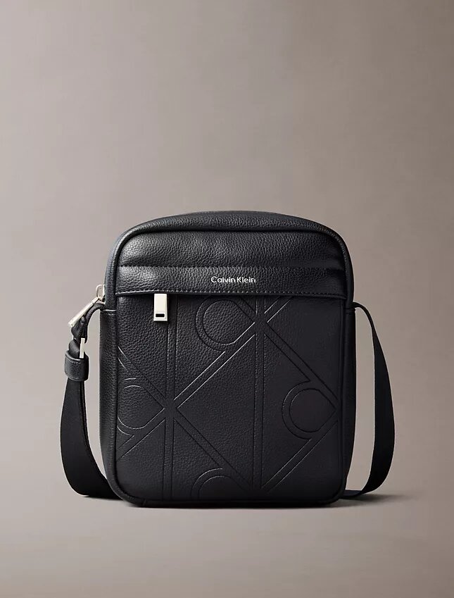 Bolso tipo reporter con logotipo en relieve por toda la superficie Bolso tipo reporter con logotipo en relieve por toda la superficie