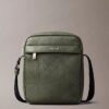 Bolso tipo reporter con logotipo en relieve por toda la superficie Bolso tipo reporter con logotipo en relieve por toda la superficie