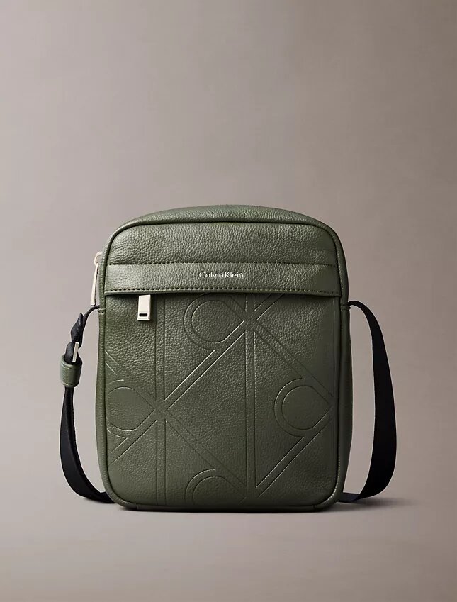 Bolso tipo reporter con logotipo en relieve por toda la superficie Bolso tipo reporter con logotipo en relieve por toda la superficie