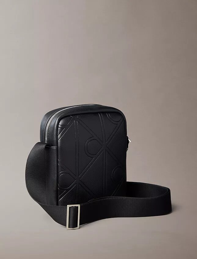 Bolso tipo reporter con logotipo en relieve por toda la superficie Bolso tipo reporter con logotipo en relieve por toda la superficie