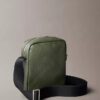 Bolso tipo reporter con logotipo en relieve por toda la superficie Bolso tipo reporter con logotipo en relieve por toda la superficie