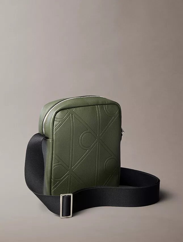 Bolso tipo reporter con logotipo en relieve por toda la superficie Bolso tipo reporter con logotipo en relieve por toda la superficie